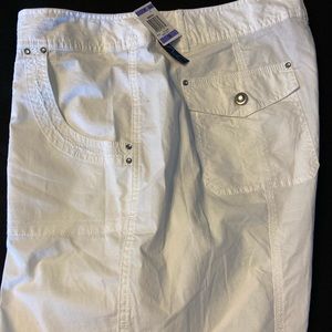 NWT curvy fit capris 18 by INC